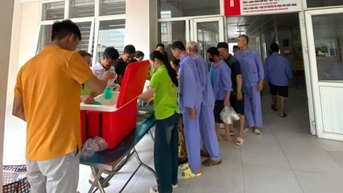 Ấm lòng bát cháo nghĩa tình