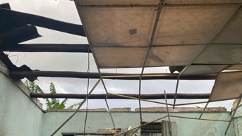 Hàng chục căn nhà ở Đà Nẵng bị tốc mái do lốc xoáy giữa đêm