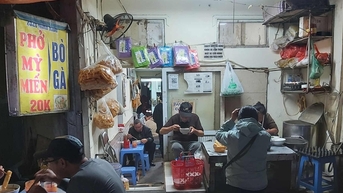 Quán phở 20k/bát ngon, bổ, rẻ hy hữu ở Hà Nội, khách ra vào nườm nượp
