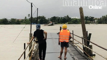 Cầu Phú Kiểng lại bị nước lũ cuốn trôi