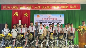 Trao 210 phương tiện hỗ trợ cho người khuyết tật và học sinh khó khăn