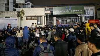 Trắng đêm xếp hàng chờ bấm số thứ tự nộp hồ sơ nhà ở xã hội