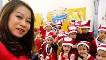 Cô giáo 9 năm chống chọi với căn bệnh ung thư vẫn đều đặn đón trẻ bằng tình yêu