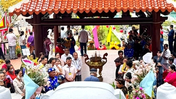 ពិធីបុណ្យប្រពៃណីរំលឹកខួបមរណភាពកូនស្រីលោក Mac Thien Tich រួមចំណែកលើកស្ទួយវិស័យទេសចរណ៍ Ha Tien