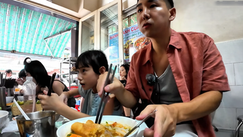 Khách Nhật thử bánh canh cua ở TPHCM, khen ngon nhất, húp cạn nước dùng