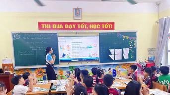 សាលា Nguyen Binh Khiem អបអរសាទរខួបលើកទី ៤៣ នៃទិវាគ្រូបង្រៀនវៀតណាម។