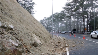 Đèo Prenn sạt lở: Cấm đường cả hai chiều, giao thông Đà Lạt bị ảnh hưởng nặng