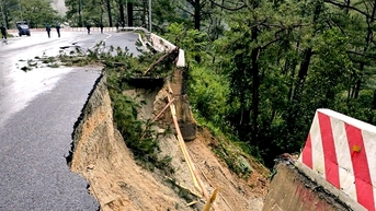 Đoạn đèo Prenn Đà Lạt bị 'trôi' nửa mặt đường, nguy cơ tiếp tục sạt lở