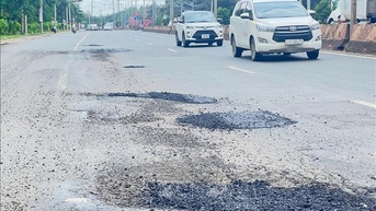 Đường xuống cấp nghiêm trọng, nhiều ổ voi, ổ gà 'bẫy' người đi đường