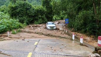 Đèo Khánh Sơn sạt lở nghiêm trọng, giao thông đến các xã bị chia cắt