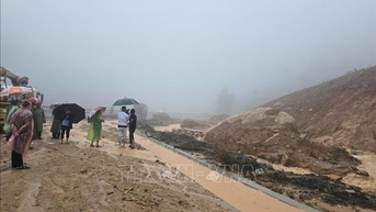 Cảnh sát giao thông Lâm Đồng tham gia cứu hộ vụ sạt lở đèo Khánh Lê