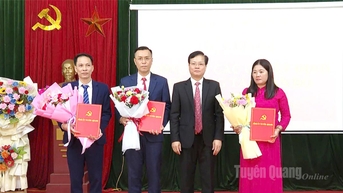 ប្រធានគណៈកម្មាធិការបក្សខេត្ត លោក Tran Quang Minh បានធ្វើបទបង្ហាញអំពីសេចក្តីសម្រេចស្តីពីការងារបុគ្គលិកនៅឃុំ Truong Sinh។