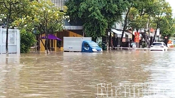 Nhiều tuyến đường ở khu vực Nha Trang ngập cục bộ, người dân gặp khó khăn trong di chuyển