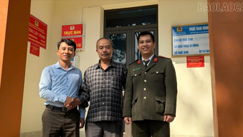 Công an phường Yên Bái hướng dẫn người dân trả lại 1 tỷ đồng chuyển nhầm