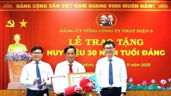 EVNGENCO3: Trao Huy hiệu 30 năm tuổi Đảng cho đảng viên