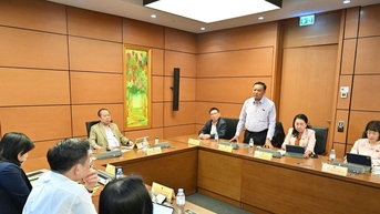 វិនិយោគឱ្យបានច្រើនតាមដែលអាចធ្វើបាននៅក្នុងសាលារៀន និងមន្ទីរពេទ្យ។