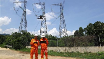 Dùng robot xử lý hiện tượng dây chống sét bị tưa trên đường dây 500kV