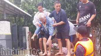 ​សង្កាត់​បាង៉ោយ​បាន​ចល័ត​កម្លាំង​និង​រថយន្ត​ជាបន្ទាន់​ដើម្បី​ជម្លៀស​ប្រជាពលរដ្ឋ​ចេញពី​តំបន់​លិច​ទឹក​។