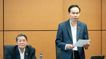 Ưu tiên thực hiện sớm việc miễn phí sách giáo khoa ở miền núi, hải đảo, vùng đặc biệt khó khăn