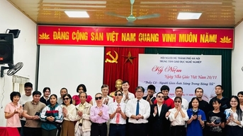 គោរព​អ្នក​ដែល​«សាបព្រួស​ពន្លឺ​ក្នុង​ទីងងឹត»។