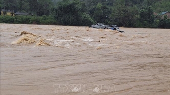 Tìm kiếm lái xe container bị lũ cuốn mất tích khi vượt ngầm tràn