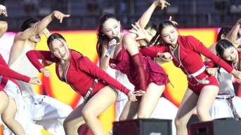 ក្បាច់​រាំ​សិច​ស៊ី​របស់ តូក ទៀន នៅ Waterbomb ធ្វើ​ឱ្យ​កក្រើក​ពេញ​បណ្ដាញ​សង្គម