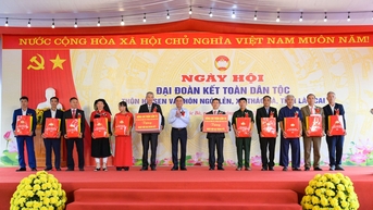 សមាជិកអចិន្ត្រៃយ៍នៃលេខាធិការដ្ឋាន Tran Cam Tu បានចូលរួមទិវាឯកភាពជាតិដ៏អស្ចារ្យនៅទីក្រុង Lao Cai