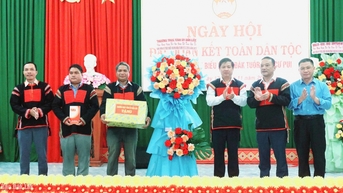 លេខាបក្សខេត្ត Luong Nguyen Minh Triet បានចូលរួមទិវាឯកភាពជាតិដ៏អស្ចារ្យនៅភូមិ Dak Tuor ឃុំ Cu Pui។