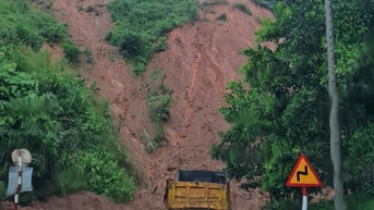 ការរអិលបាក់ដីនៅតែបន្តកើតមាននៅតំបន់ភ្នំ ផ្លូវជាច្រើនត្រូវបានកាត់ផ្តាច់ដោយផ្នែក។