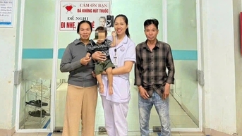 គិលានុបដ្ឋាយិកា​បាន​ផ្តល់​ជំនួយ​ដំបូង​ដល់​កុមារ​ដែល​លង់ទឹក​ភ្លាមៗ និង​បាន​ជួយ​គាត់​ឱ្យ​រួច​ផុត​ពី​ស្ថានភាព​ធ្ងន់ធ្ងរ។