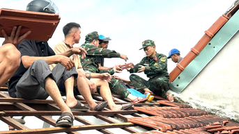 Các đơn vị thuộc Bộ CHQS TP Đà Nẵng giúp dân khắc phục hậu quả lốc xoáy