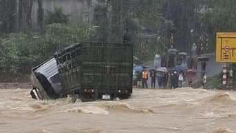 Cố vượt ngầm tràn khi nước lũ dâng cao, xe container và tài xế bị cuốn trôi