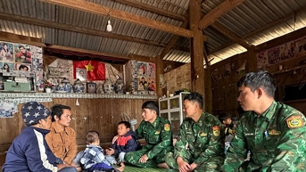 Đồn Biên phòng Ga Ry nhận đỡ đầu 2 cháu bé con nạn nhân mất tích trong vụ sạt lở tại xã Hùng Sơn