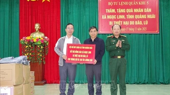 Quân khu 5 trao quà hỗ trợ các hộ dân bị thiệt hại nặng do bão số 13 tại Quảng Ngãi