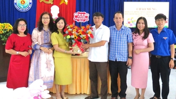 ឃុំ Van Ninh បានចុះសួរសុខទុក្ខ និងអបអរសាទរសាលានានាក្នុងឱកាសទិវាគ្រូបង្រៀនវៀតណាម។