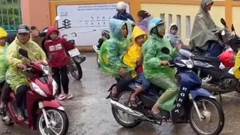 សិស្ស​៤០​នាក់​ចូល​មន្ទីរពេទ្យ៖ នាយក​រង​ស្រី​ត្រឡប់​មក​វិញ ឪពុក​ម្តាយ​នាំ​កូន​ទៅ​ផ្ទះ