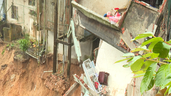 បាក់​ដី​នៅ​ឃុំ​កែសាញ់ ផ្ទះ​ជាច្រើន​ខ្នង​ប្រឈម​នឹង​ការ​បាក់​ស្រុត