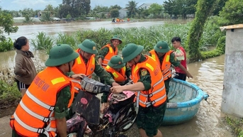 Bộ đội Biên phòng Khánh Hòa hỗ trợ người dân ứng phó mưa lớn kéo dài