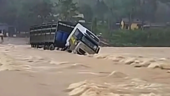 Mở rào chắn di chuyển qua tràn, tài xế bị lũ cuốn trôi