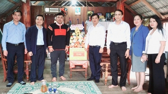 លេខាបក្សខេត្ត Luong Nguyen Minh Triet បានទៅសួរសុខទុក្ខ និងជូនអំណោយដល់គ្រូបង្រៀនឆ្នើមនៅឃុំ Hoa Son។