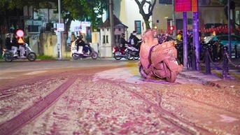 ឆែកឆេរ​ឃើញ​រថយន្ត​ដឹក​ដី​ដឹក​ភក់​ពេញ​ផ្លូវ បណ្តាល​ឲ្យ​ម៉ូតូ​ជាច្រើន​គ្រឿង​រអិល​ដួល​ទាំង​យប់