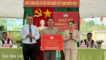 ប្រធាន​នាយកដ្ឋាន​ឃោសនា​និង​ចលនា​មហាជន​នៃ​គណៈកម្មាធិការ​បក្ស​ខេត្ត​បាន​ចូលរួម​ក្នុង​ទិវា​មហា​សាមគ្គី​នៅ​ភូមិ Xi Thoai ឃុំ Xuan Lanh។