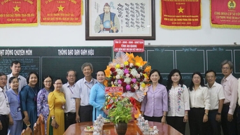 Lãnh đạo tỉnh An Giang thăm, tặng quà các cơ sở giáo dục tại phường Long Xuyên