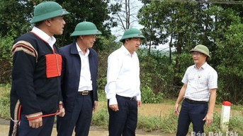 លេខាបក្សខេត្ត Luong Nguyen Minh Triet បានចុះពិនិត្យស្ថានភាពទឹកជំនន់នៅឃុំ Cu Pui។