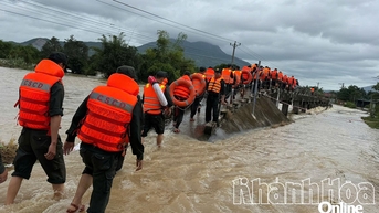 Lực lượng công an, quân đội được tăng cường tới phường Ba Ngòi khẩn trương di dời người dân