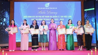 សរសើរសមូហភាព និងបុគ្គលឆ្នើមចំនួន១៧រូប ក្នុងការអភិវឌ្ឍន៍សេដ្ឋកិច្ចសមូហភាព