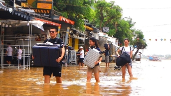 អ្នកទេសចរ និងអ្នករស់នៅទីក្រុង Hoi An តស៊ូដើម្បីគេចពីទឹកជំនន់