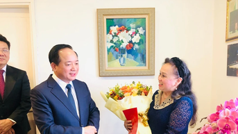 Đồng chí Trưởng Ban Tuyên giáo và Dân vận Trung ương thăm, chúc mừng Giáo sư, Nhà giáo Nhân dân Trần Thu Hà