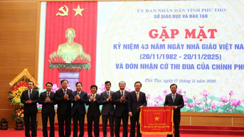 នាយកដ្ឋានអប់រំ និងបណ្តុះបណ្តាលខេត្តភូថូ បានទទួលទង់ជាតិត្រាប់តាមរបស់រដ្ឋាភិបាល និងថ្លែងអំណរគុណចំពោះគ្រូបង្រៀនជំនាន់ក្រោយ។