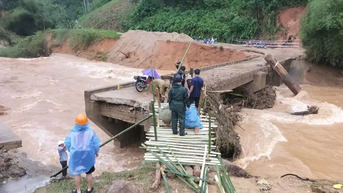 Quảng Ngãi: Dựng cầu tạm bằng tre thay cầu Nước Bao bị gãy